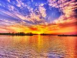 夕阳映红了湖面
