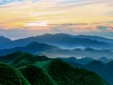 云雾绕山间