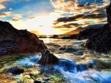 夕阳下欢快的海