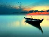 平静湖面上的小船