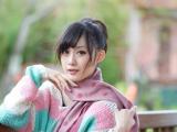 风中微笑的美女