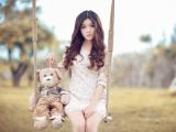 秋千上的美女