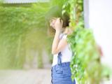 站在门外的女孩