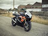 灰色铃木GSX-R600