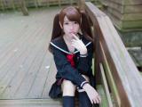 嘟嘴可爱的校服女孩