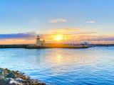 夕阳下的平静海面