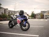 雅马哈YZF-R1摩托跑车
