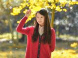 文静的秋日女孩