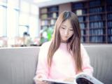 图书馆的娴静少女