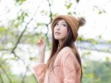 仰望天空的美女