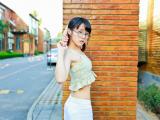 娇小可爱的眼镜女孩