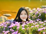花丛里的可爱女孩