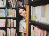 图书馆里的少女