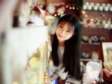咖啡厅里的少女