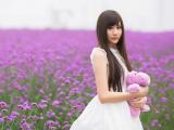 花海中的女孩