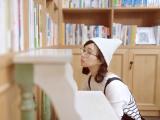 图书馆里的少女