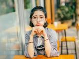 可爱眼镜女孩