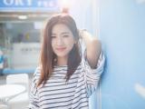阳光下的明媚女子
