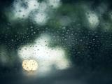 玻璃上的雨点