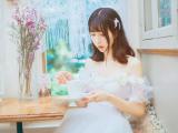 咖啡馆里的文艺女孩