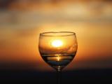 酒杯中的夕阳