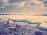 涌向沙滩的层层海浪