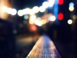 霓虹下的安静街道