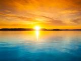 夕阳下的唯美湖泊