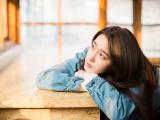 享受阳光的女孩