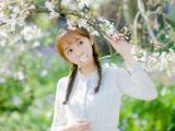 花下的清纯女孩