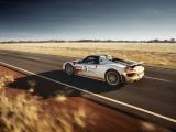 行驶中的保时捷918 Spyder