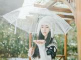 雨中的伤感美女