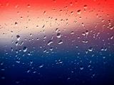 玻璃上的朦胧雨滴