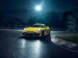 行驶中的保时捷Cayman GT4