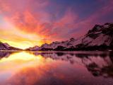 夕阳下的雪山湖泊