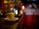 黄色咖啡杯