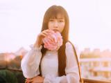 阳光下的长发女孩