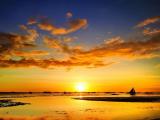 夕阳下海上停泊的帆船