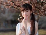花下的双马尾女孩