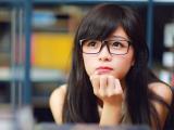 戴眼镜女孩