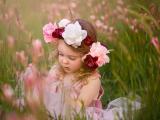戴花环的小女孩