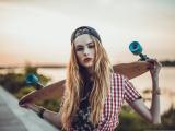 抱着滑板的欧美女孩