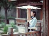 撑伞的民国风美女