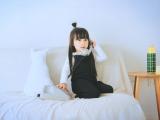 打电话的小女孩