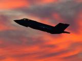 晚霞中的F-35战斗机