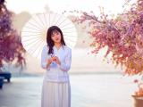 花树下的少女
