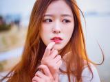 思绪万千的女生