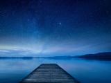 湖泊上的星空