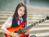 弹吉他的文艺女生