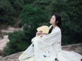悠闲的古装美女